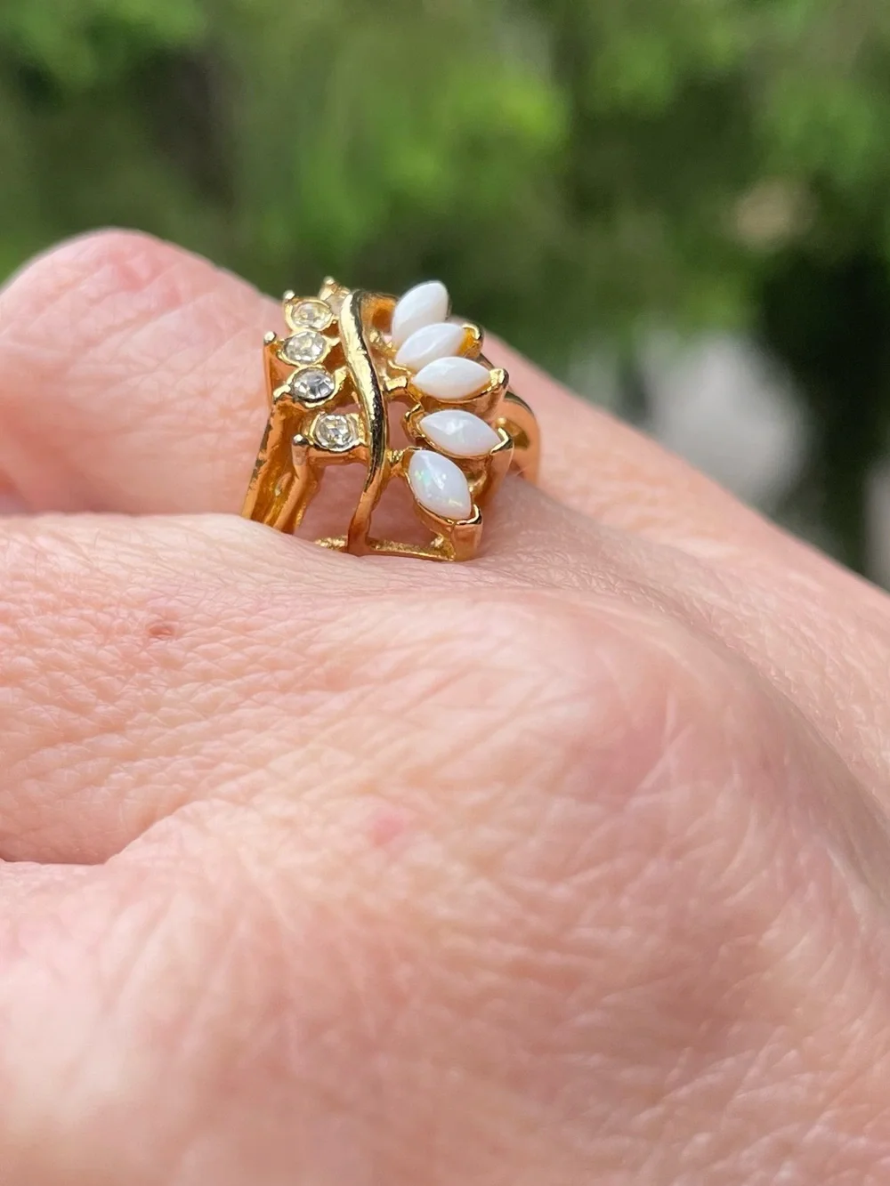 Vintage 1960s Cocktail Ring with Faux Opal & Rhinestones in Gold-tone, size 6.5 - Picture 3 of 10